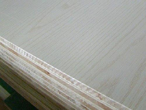 لوح خشب التنوب الأساسي